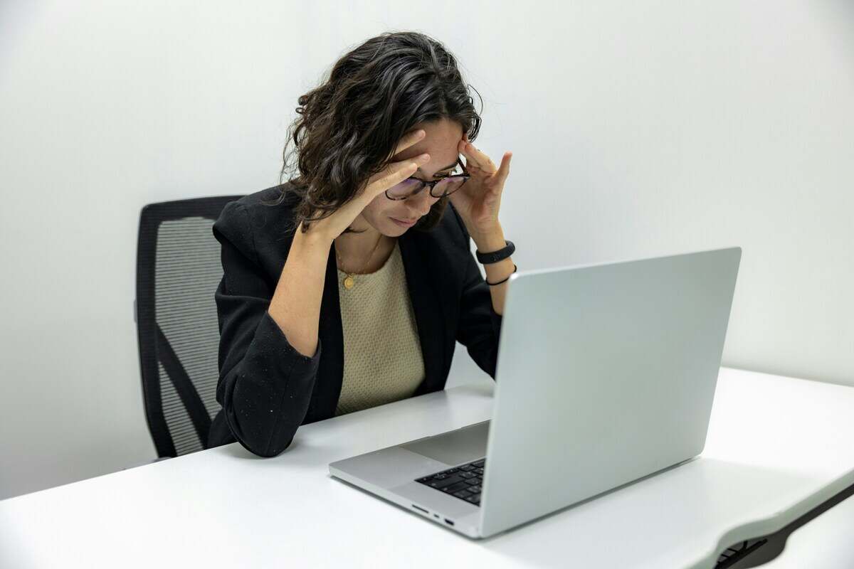 Donna triste al computer