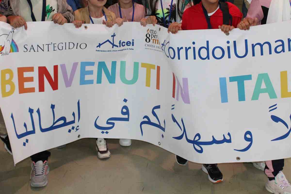 Striscione accoglienza rifugiati