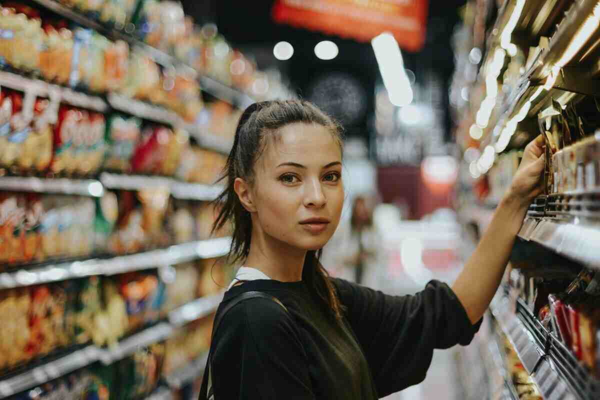 ragazza fa la spesa al supermercato