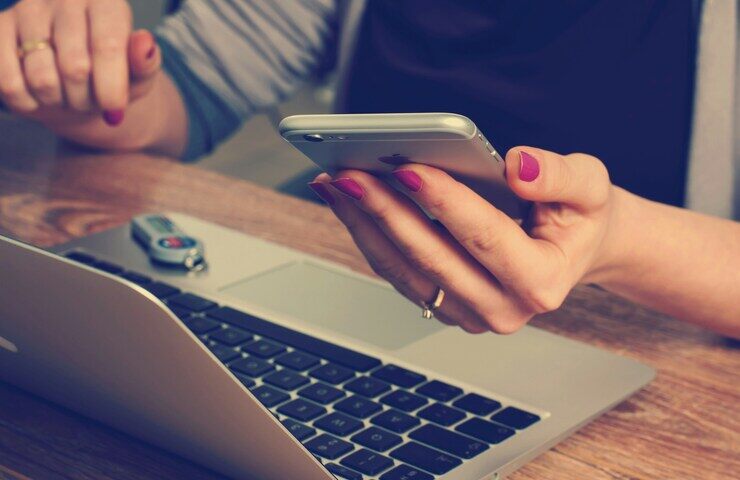 donna guarda il cellulare