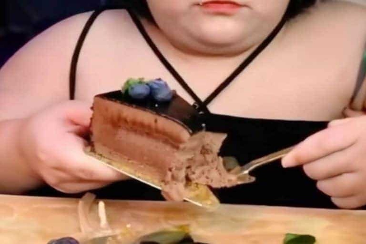 Influencer muore in diretta mentre mangia 10 kg di cibo: cos'è il mukbang?