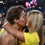 Armand Duplantis bacia la sua ragazza