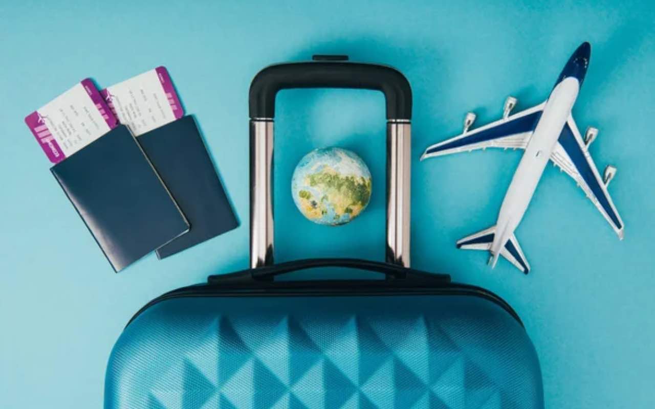 Aereo passaporto e valigia