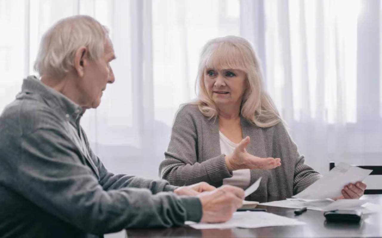 Anziani che consultano la bolletta