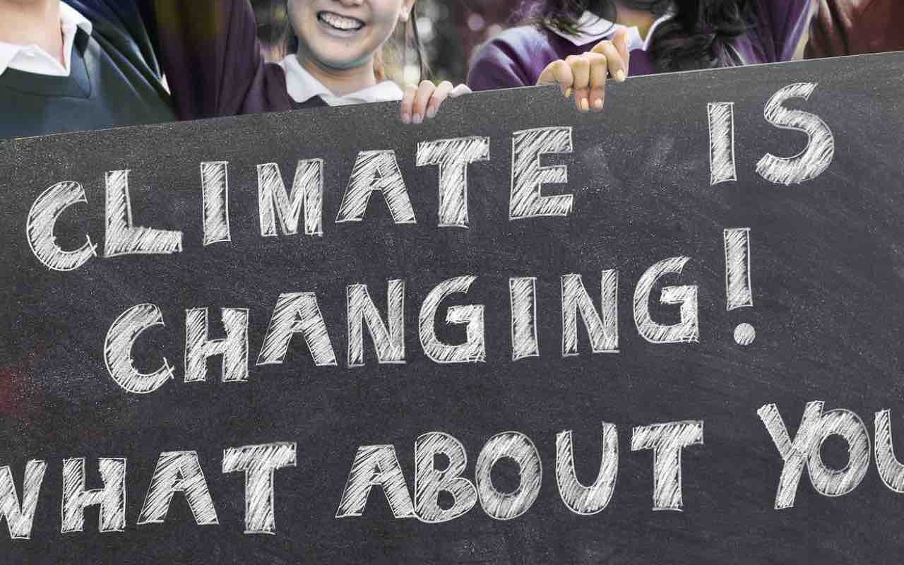 Attivisti per il clima con cartello