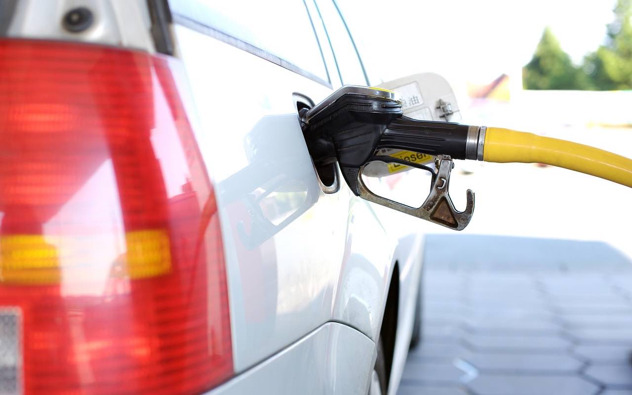 Auto fa rifornimento