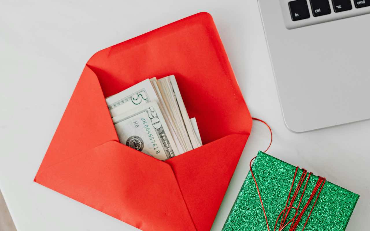 Bonus e regalo accanto a un pc