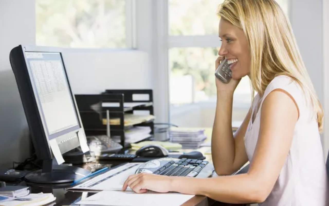 Donna lavora in ufficio