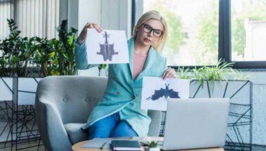 Donna somministra test psicologico