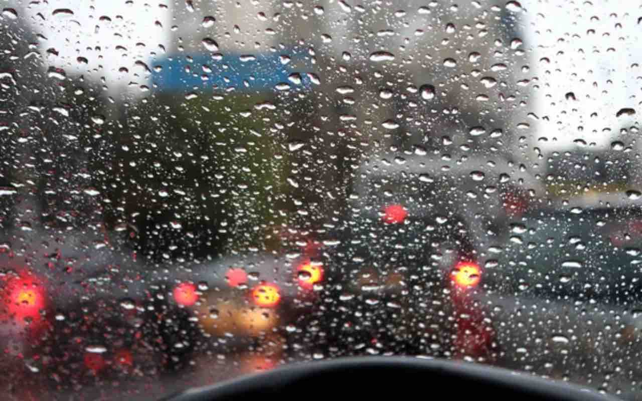 Gocce di acqua su finestrino