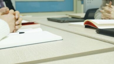 Mani giunte e libri in azienda