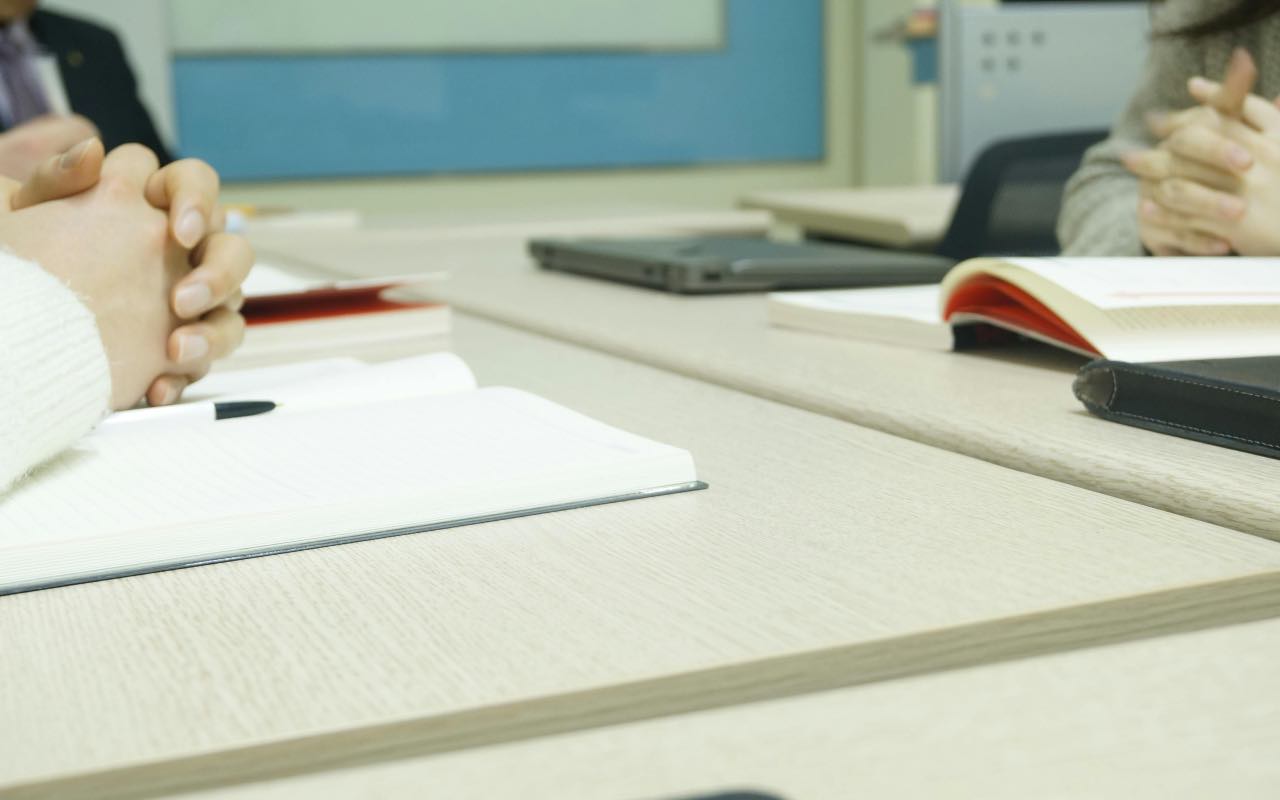 Mani giunte e libri in azienda