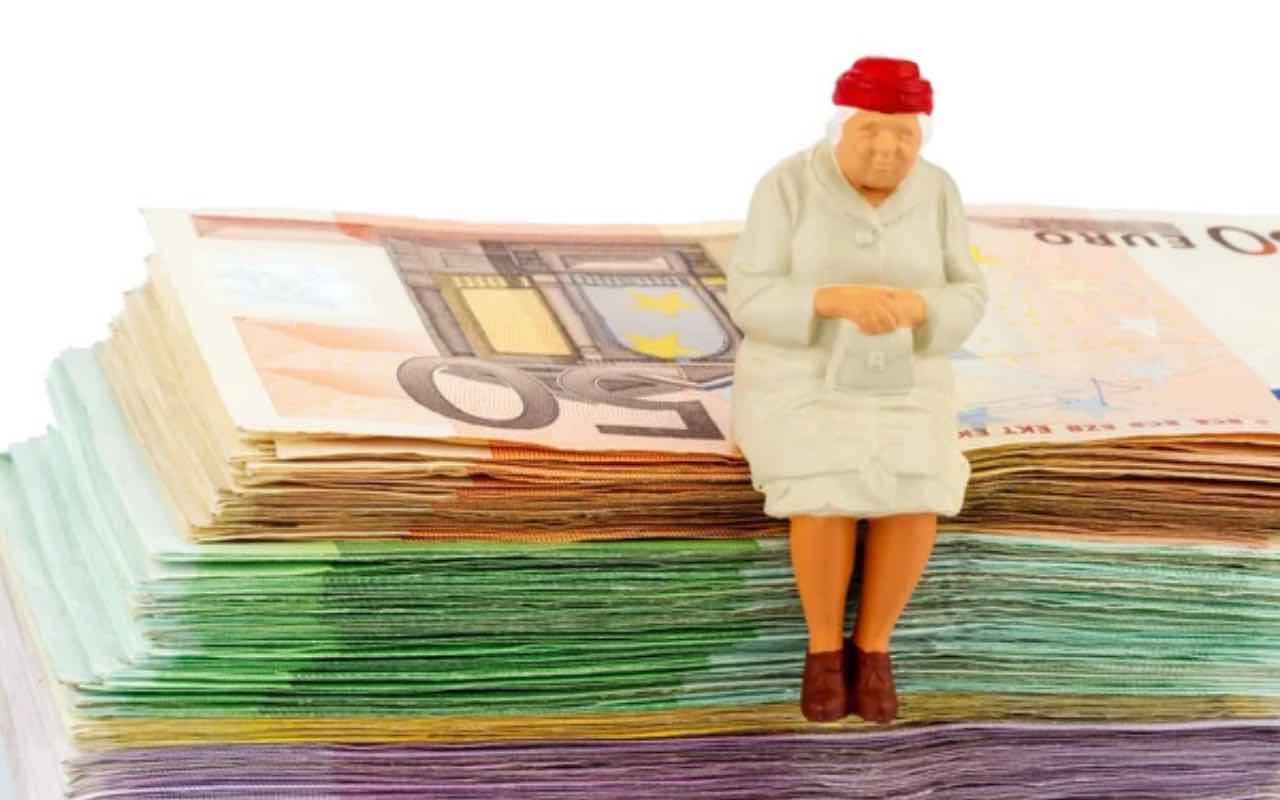 Modellino di anziana che ha ricevuto la pensione