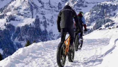 Due persone vanno in bici sulla neve