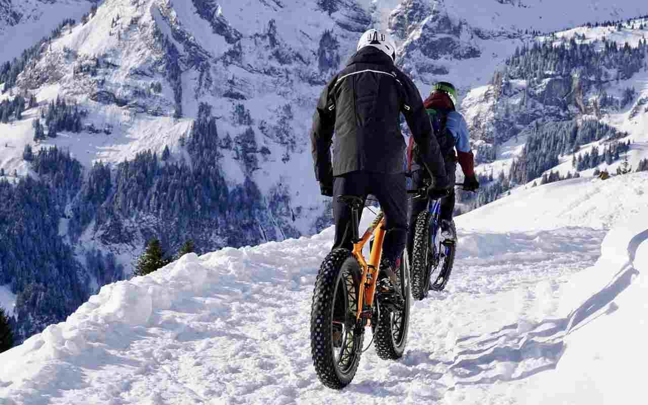 Due persone vanno in bici sulla neve