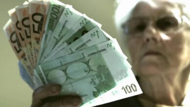 Signora con la sua pensione in mano
