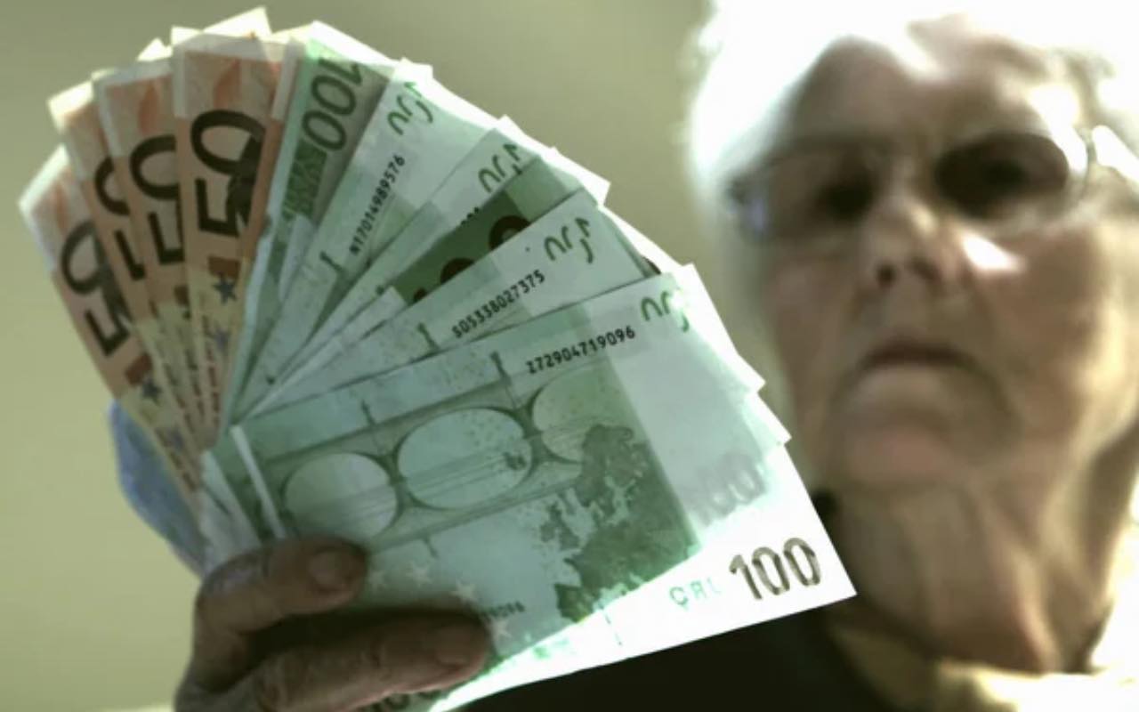 Signora con la sua pensione in mano