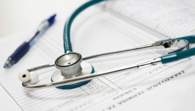 Stetoscopio e report mensile del medico