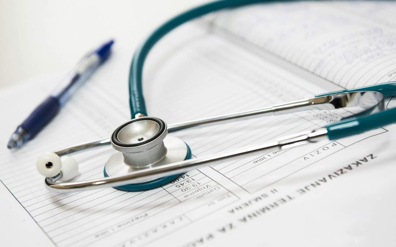 Stetoscopio e report mensile del medico