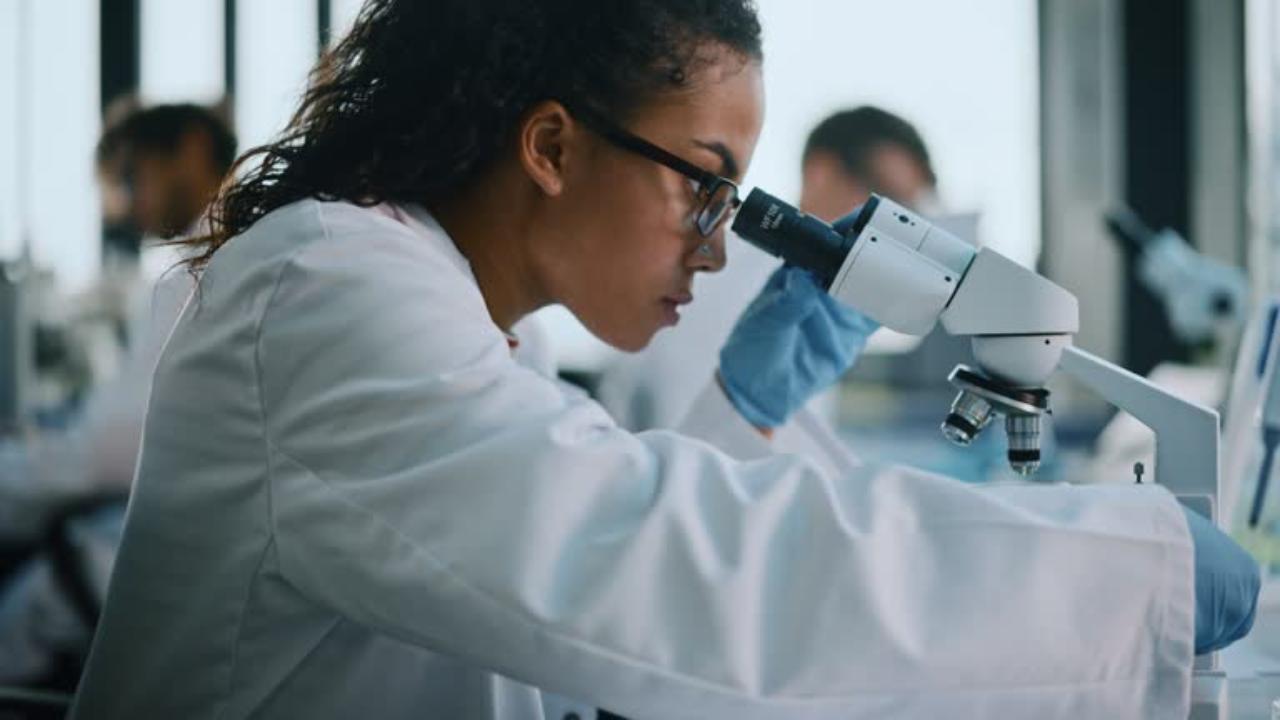 Studio dei virus in laboratorio (iStock)