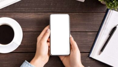 Telefono a lavoro (Depositphotos)