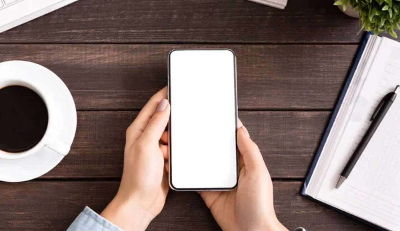 Telefono a lavoro (Depositphotos)