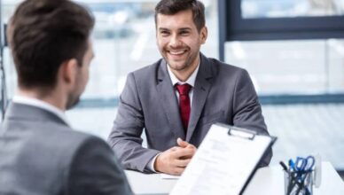 Un uomo sostiene un colloquio di lavoro (Depositphotos)