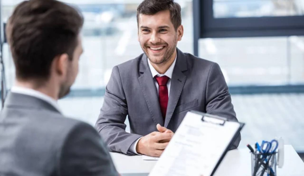 Un uomo sostiene un colloquio di lavoro (Depositphotos)
