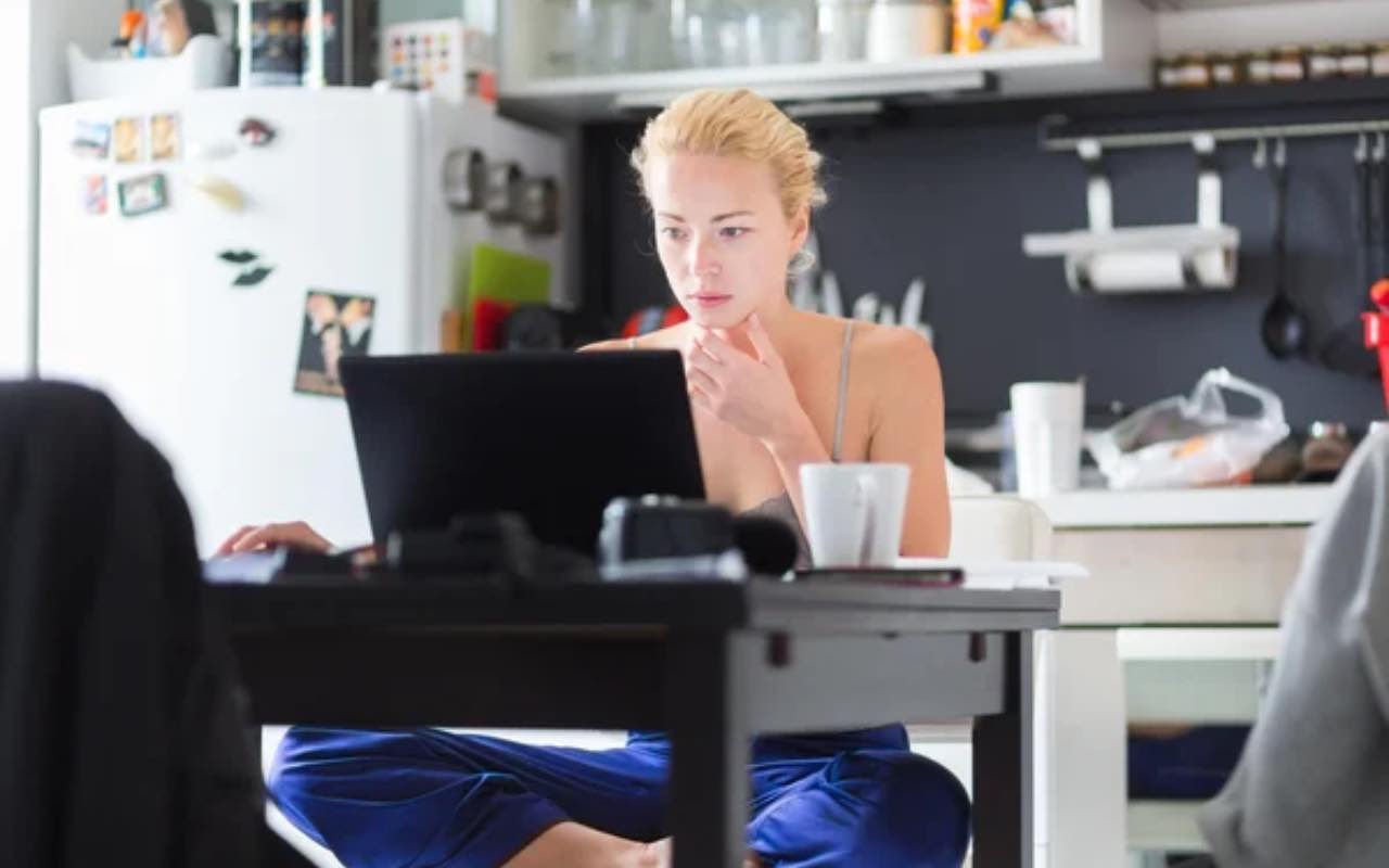 Donna lavora dalla sua cucina