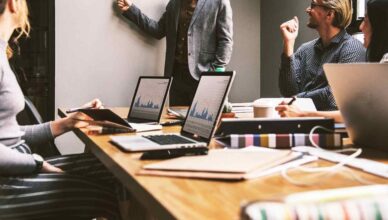 Illustrazione di un ufficio e di alcuni lavoratori (Pixabay)