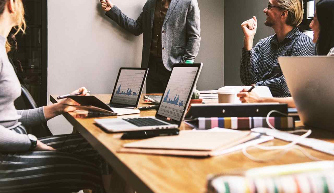 Illustrazione di un ufficio e di alcuni lavoratori (Pixabay)