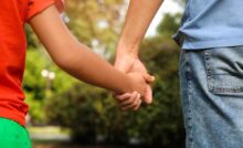 Padre e figlio di spalle