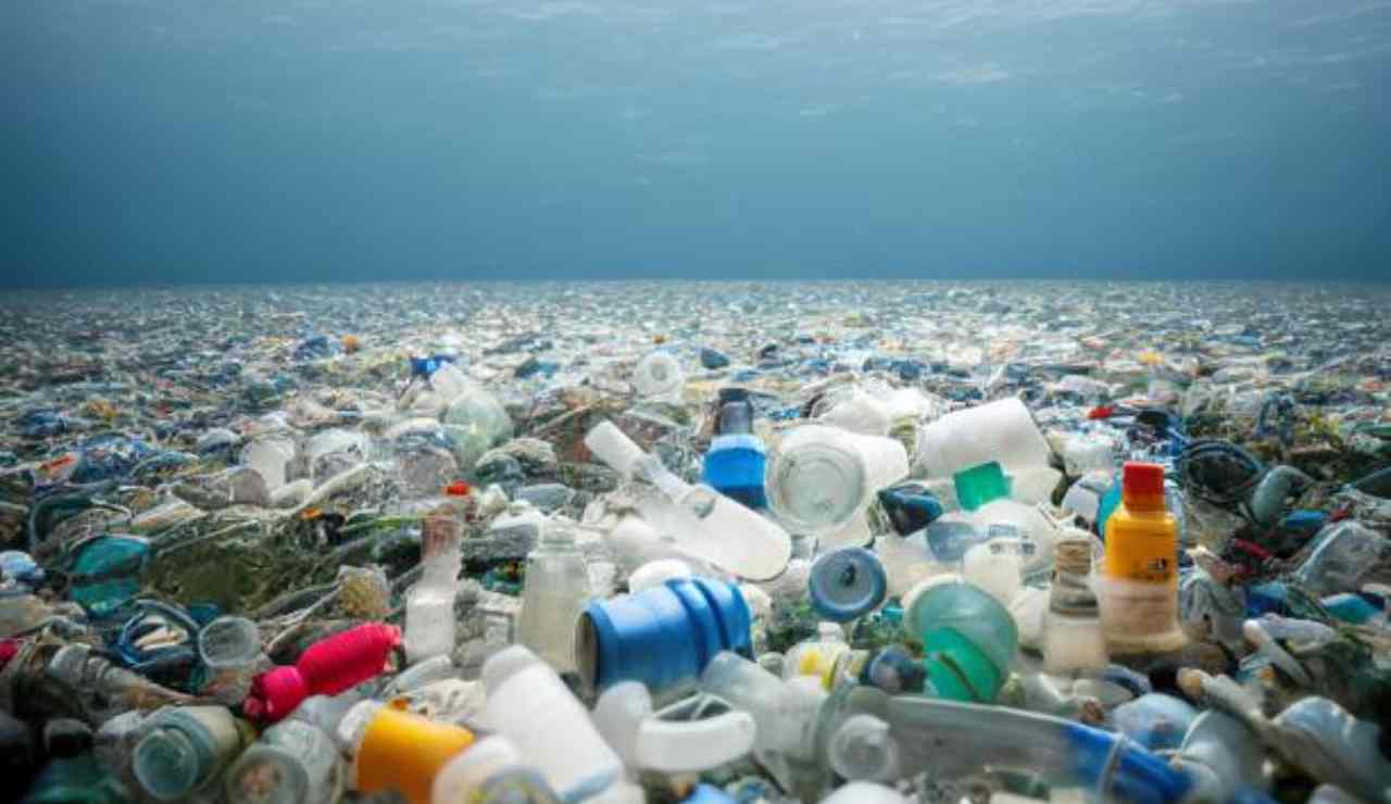 Plastica in mare (Depositphotos)