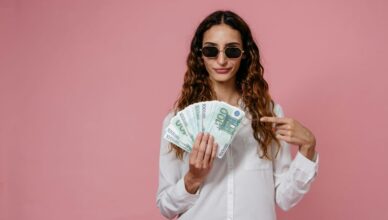 Donna sicura di sé con dei risparmi in euro