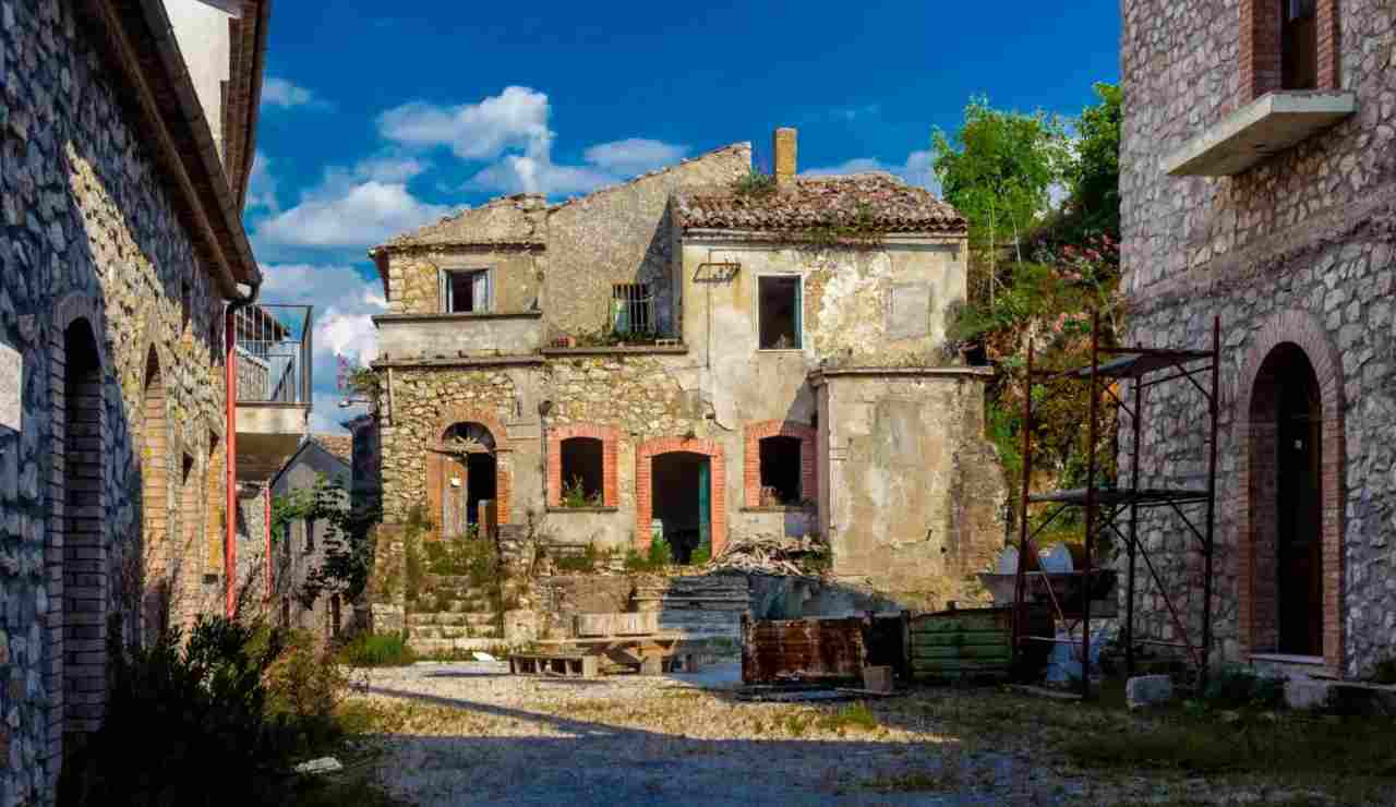 Strade di un paese abbandonato (Depositphotos)