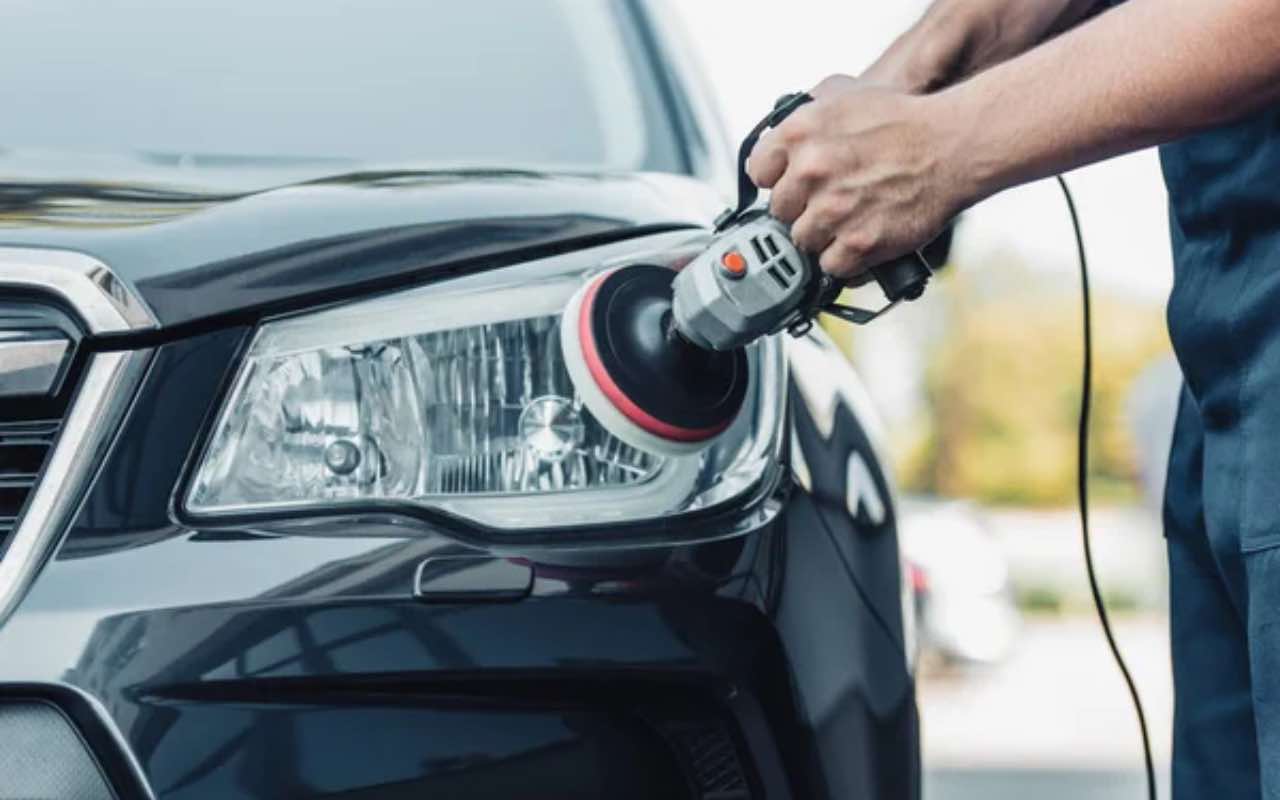 Uomo lucida la sua auto