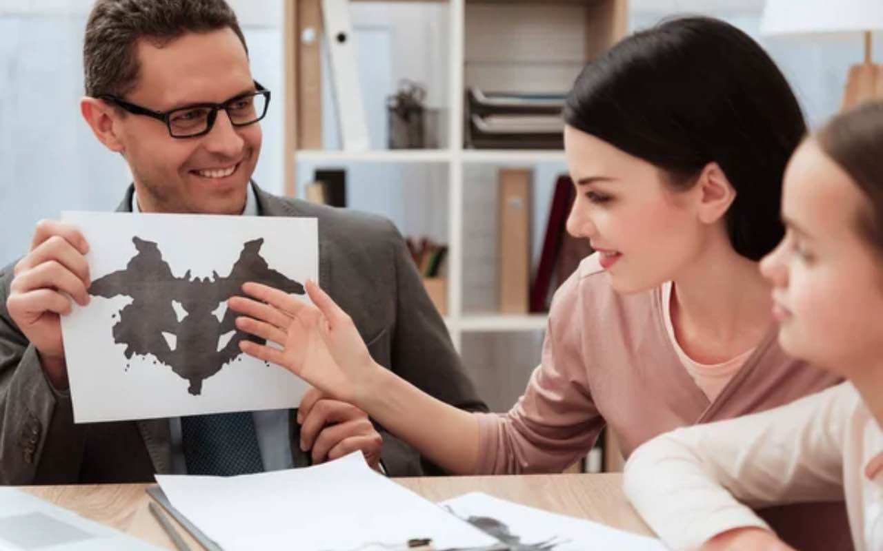 Uomo somministra test visivo