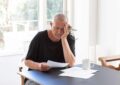 Anziano legge documento -