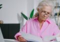 Donna anziana legge documento