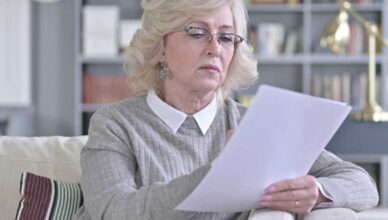 Donna legge documento
