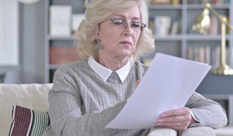 Donna legge documento
