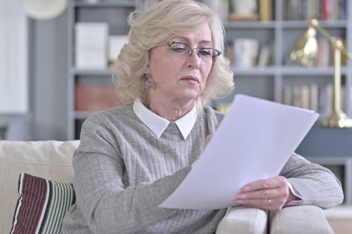 Donna legge documento