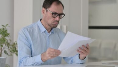 Uomo legge documento