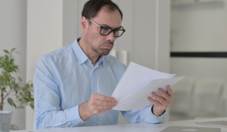 Uomo legge documento