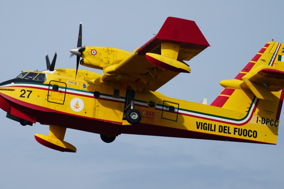 Braunschweig Airport Vigili del Fuoco Bombardier Canadair CL-415 I-DPCC (DSC00899).jpg